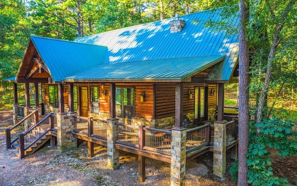 A charming log cabin tucked away in the woods. 🏡✨ Your private retreat awaits, surrounded by nature and peaceful scenery.