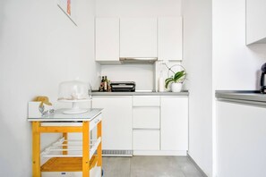 Cook and dine with ease in the fully equipped kitchen, offering modern appliances including a dishwasher, washer, oven, and Dolce Gusto coffee machine.