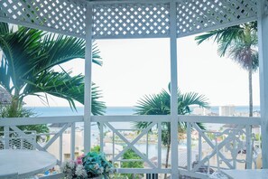 Perfect place for morning breakfast. Lighted patio for latenight drinks or snacks overlooking the bay. Sheltered by palm trees during the day while you enjoy the cool breeze from the ocean.