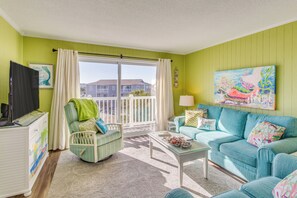 Living Room | Free WiFi | Central A/C | Electric Heat | Smart TV