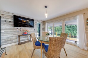 Dining Area | Dishware/Flatware Provided | Cable TV