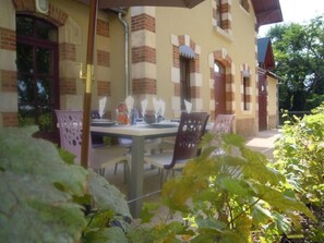 Outdoor dining
