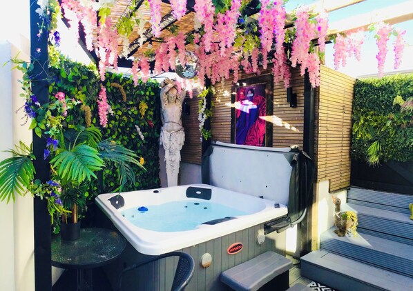 Outdoor spa tub