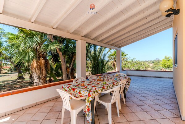 Outdoor dining