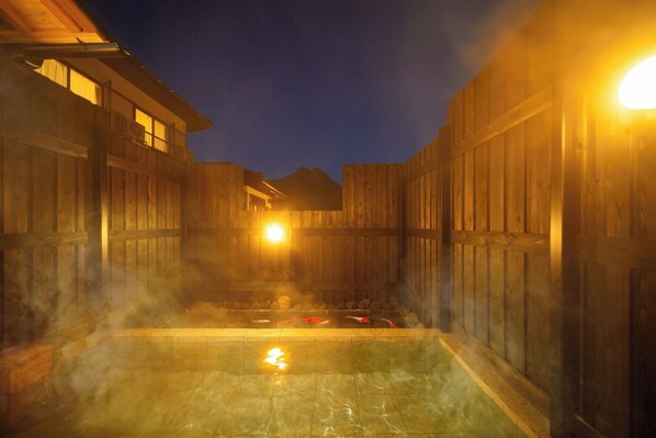 [Open-air bath] You can see Mt. Yufu and it is very spacious. There is also a private waterfall bath. The luxurious free-flowing water from the source is alkaline and simple hot spring water, which is also known as skin-beautifying water.