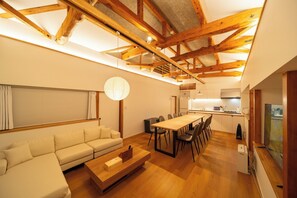 [Living room] A sofa, low table, large TV, air purifier, and coat hangers are provided. In the summer, the open ceiling makes it cool and comfortable, and in the winter, the hot spring heater and large gas stove keep you warm.