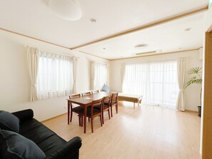 ・[Living room] Enjoy your breakfast in a bright and lit room.