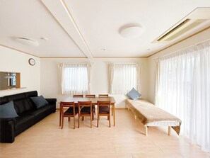 ・Living room: There is a large sofa, so you can spend some relaxing time together.