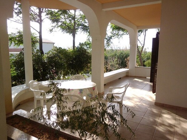 Outdoor dining