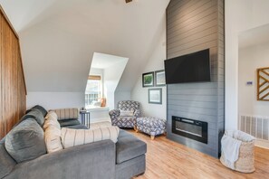 Living Room | Smart TV | Fireplace