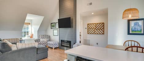 Springfield Vacation Rental | 1BR | 1BA | Stairs Required | 700 Sq Ft