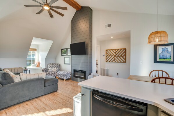 Springfield Vacation Rental | 1BR | 1BA | Stairs Required | 700 Sq Ft