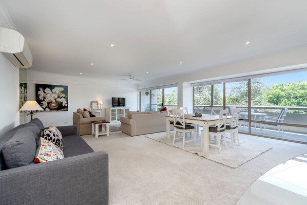 Living Area/Dining Area