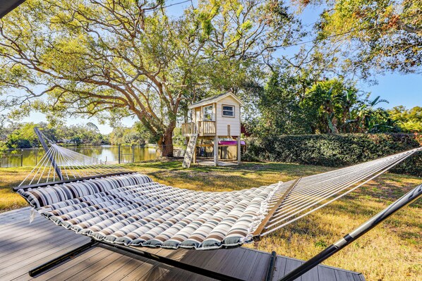 Largo Vacation Rental | 3BR | 2.5BA | 1,276 Sq Ft | 1 Step Required