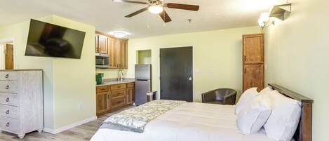 Oakland City Vacation Rental | Studio | 1BA | Step-Free Access | 400 Sq Ft