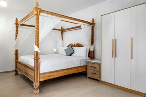 Experience restful nights in this beautifully crafted four-poster bed!