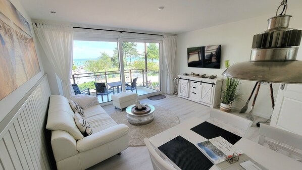 Wohnzimmer mit Balkon Nr. 1 und Ostseeblick