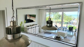 Wohnzimmer, durch den Esstischspiegel  die Ostsee beobachten