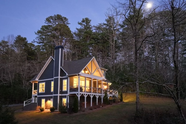 Full outdoor shot of a modern, chalet-style house.