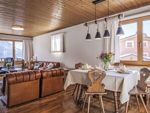 Möbel, Interior Design, Decke, Zuhause, Zimmer, Stuhl, Hartholz, Light Fixture, Wohnzimmer, Couch