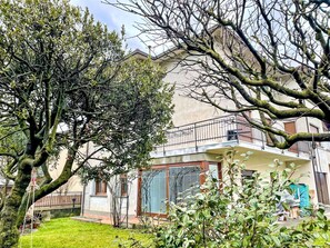 House, Home, Cottage, Estate, Driveway, Balcony, Siding, Villa