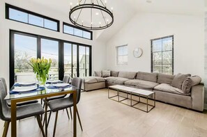 Cozy & Spacious Living Room in Columbus- Relax in a stylish, airy living room with plush seating and modern decor. Perfectly located near Short North, this Superhost property offers comfort and convenience for your stay! 🌿