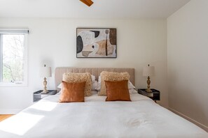 Principal bedroom with USB charging lamps