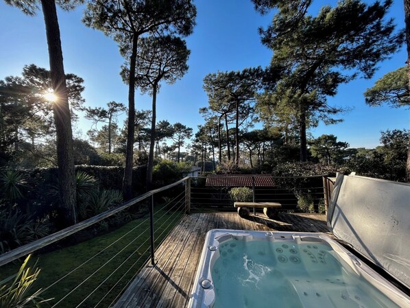 Outdoor spa tub