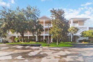 Front of property with plenty of parking