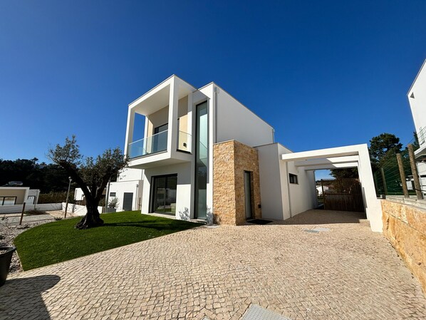 Welcome to Casa da Lagoa, a retreat in Foz do Arelho near the beach and Óbidos Lagoon. The perfect starting point to explore the Silver Coast!
