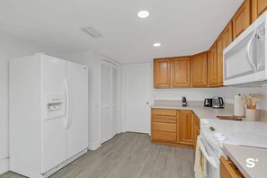Sleek kitchen: fully equipped