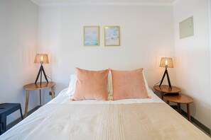 Sueños de diseño: Descansa plácidamente en nuestra habitación, donde el confort y el estilo se fusionan.