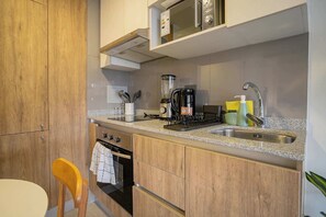 Disfruta de la comodidad de una cocina moderna, con todo lo necesario para cocinar y comer.