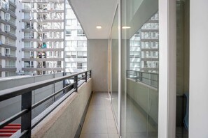 Disfruta de un café por la mañana o un cóctel por la noche con vistas a la ciudad desde la terraza.