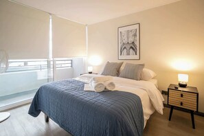 Sumérgete en un sueño reparador en este tranquilo oasis de dormitorio, con una cómoda cama y una decoración elegante.