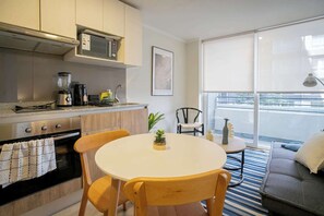 Disfruta de la comodidad de una cocina moderna, con todo lo necesario para cocinar y comer.