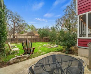 Backyard bliss! Kick back in the funky ski-chair, enjoy a drink at the patio table, or stargaze from the cozy seating. Plenty of green space for soaking up some Austin sunshine!