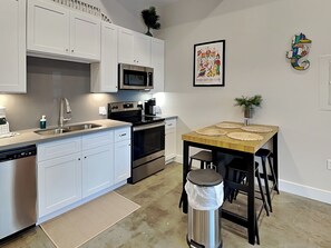 Kitchen & Dining