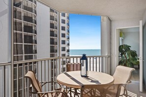 Gullwing 803 balcony