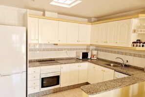 Full fitted kitchen