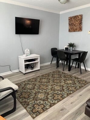 DR seating for 4, smart TV and secure Wi-Fi