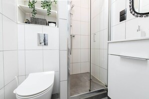 Bathroom with shower | Book Now with RENTUJEMY.COM
