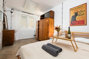 Bedroom with Queen Bed | Book Now with RENTUJEMY.COM
