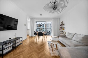 Main Living Area with Dining Table - Big Smart-TV for Your Entertainment | Book Now with RENTUJEMY.COM