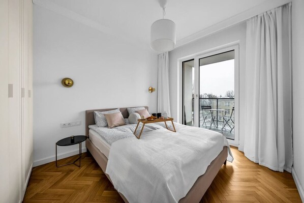 Bedroom with Queen Bed and Balcony | Book Now with RENTUJEMY.COM