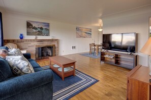 Living Room | Free WiFi | Smart TV