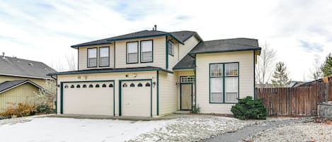 Reno Vacation Rental | 5BR | 3BA | 3,091 Sq Ft | Stairs Required