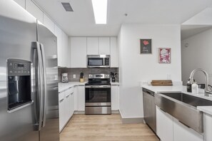 Lovely fully-equipped kitchen with everything you need to prepare your meals and enjoy a nice dinner!