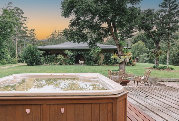 Outdoor spa tub