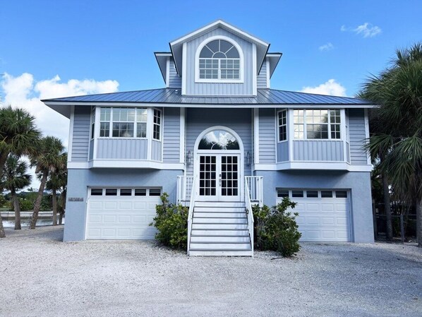 Bayfront House 4bed/4 bath private pool GCV1-057 (2027)